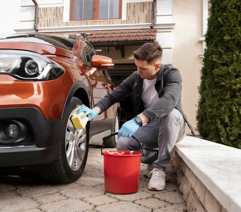 Lavage auto à domicile Peyrière : professionnel intervenant sur un véhicule
